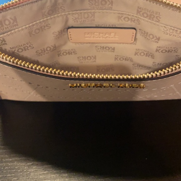 Micheal Kors jet set travel large zip clutch - Picture 3 of 5